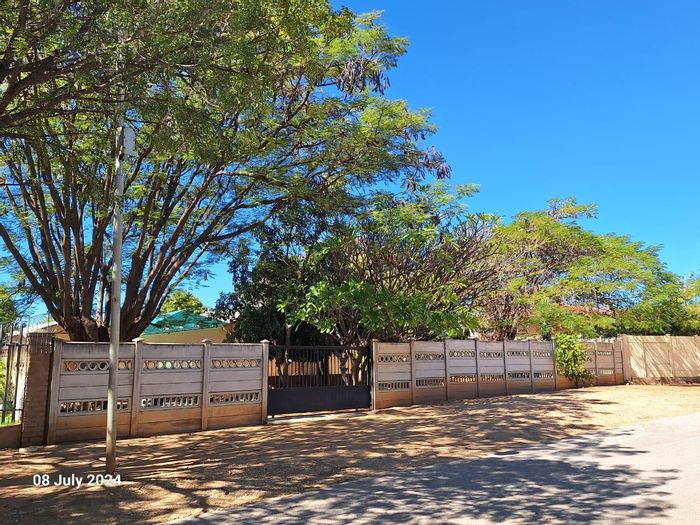 Charming Tsumeb Central House: For Sale, 3 Bedrooms, Garage, Servant Quarters, Spacious Erf