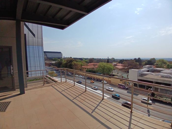 Rosebank Office To Rent: 876 sqm, open-plan layout, kitchen, balcony, prime location.