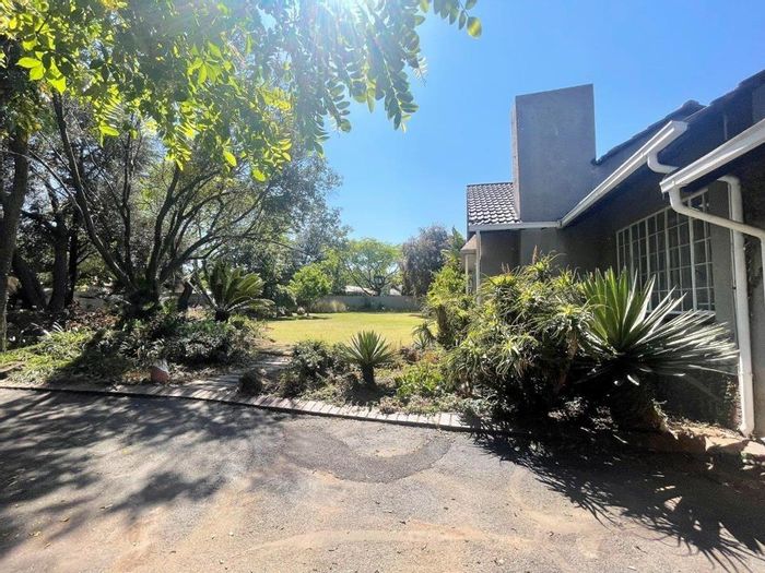 Albemarle House For Sale: 4 beds, pool, study, versatile flatlet potential.