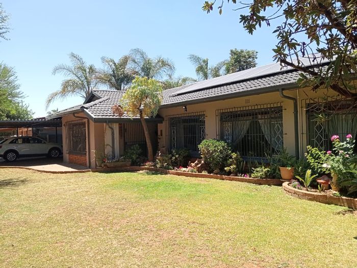 For Sale: Glen Marais House with pool, study, double garage, and solar panels.