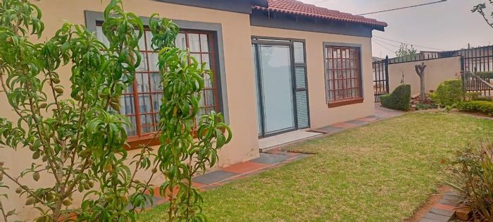 Nellmapius House For Sale: 3 Bedrooms, Carport, Outdoor Rooms, Close to Amenities.