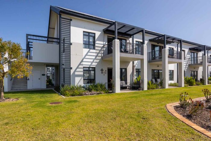 Luxury Apartment To Rent in Val De Vie Estate with healthcare and amenities access.