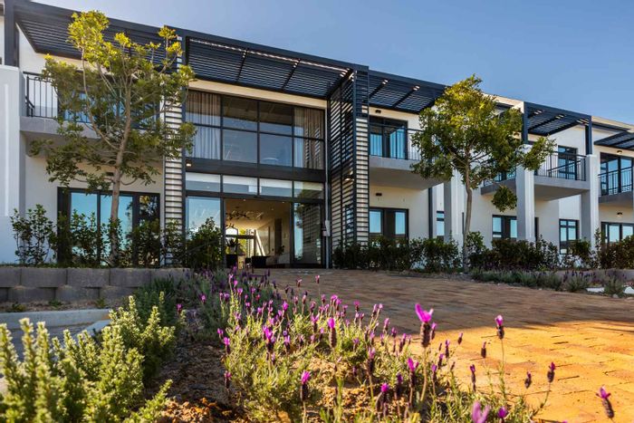 To Rent: Apartment in Val De Vie Estate with luxury amenities and healthcare access.