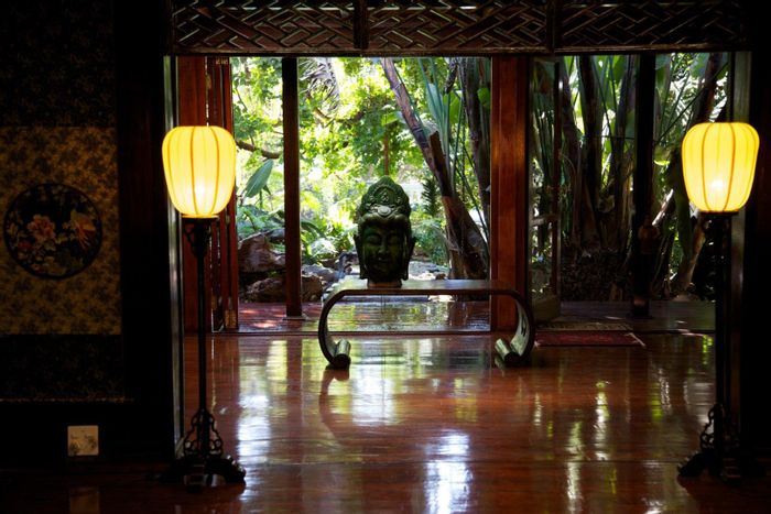 Elegant Muckleneuk Heuwel House for Sale: 8 Rooms, Pool, Lush Gardens, Bali Style