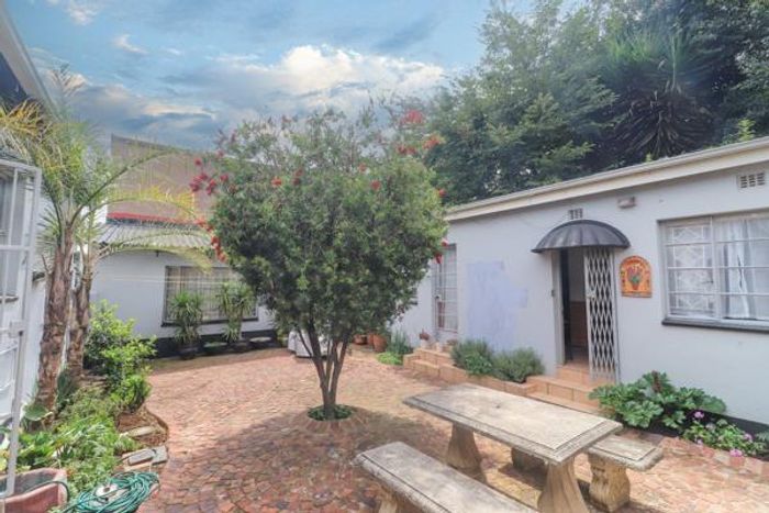 Benoni Central House For Sale: 3 beds, 2 flats, ample parking, investment potential.