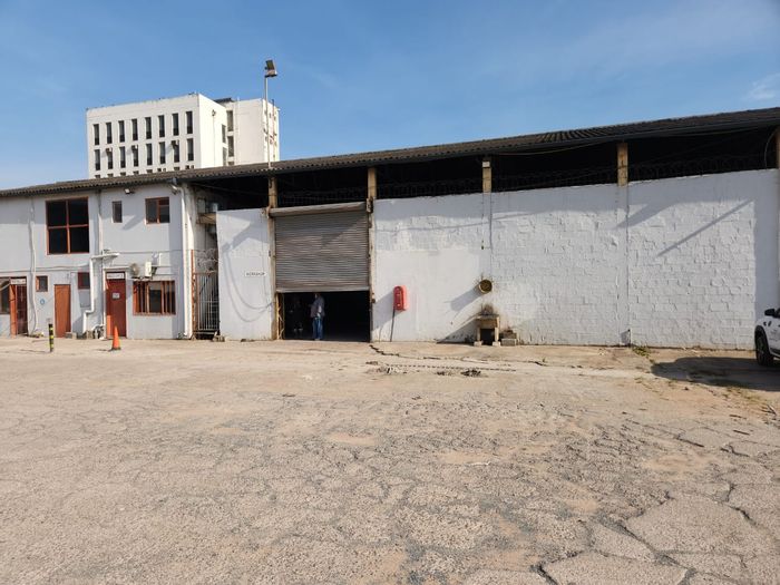 Queensburgh Central Industrial Yard To Rent: 9000 m² for logistics and storage.
