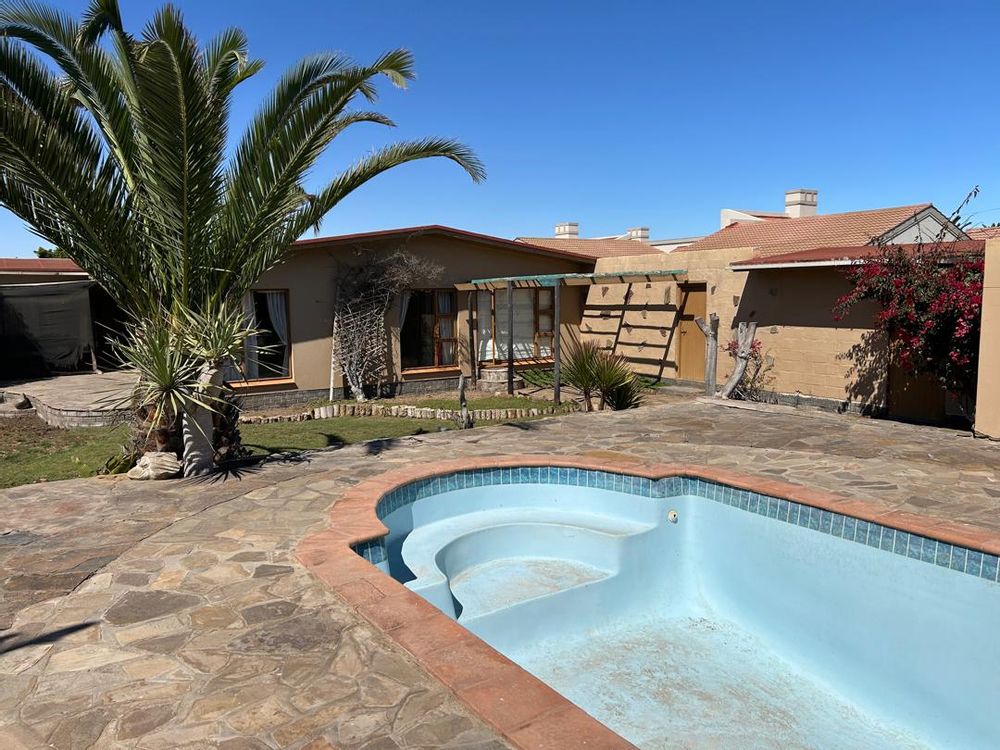 Lovely backyard with pool