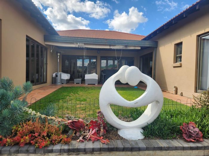 Rivonia Cluster To Rent: Spacious living, en-suite bedrooms, garden, and security.