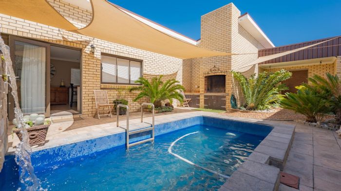 Property #2104677, House for sale in Struisbaai