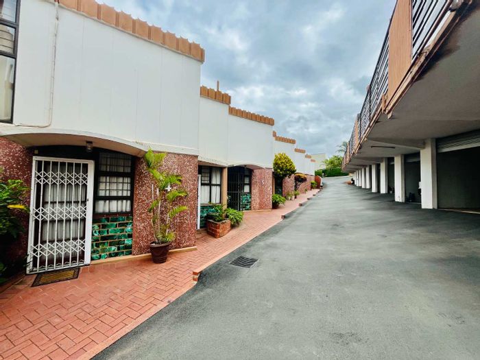 Umgeni Park Townhouse For Sale: 3 beds, pet-friendly, garage, outdoor patio.
