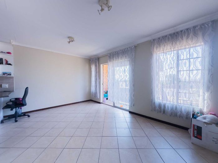 Property #2398085, Townhouse For Sale in Mooikloof Ridge