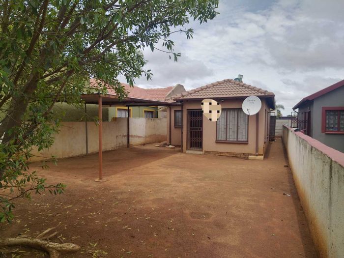 House To Rent in Soshanguve Ext: 3 bedrooms, carport, near schools and shopping.