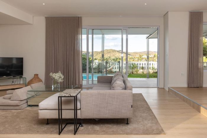 Klein Windhoek House For Sale: 4 beds, pool, large erf, dual zoning potential.