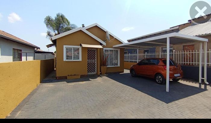 House for Sale in Soshanguve East: 2 Bedrooms, carport, near shopping and schools.