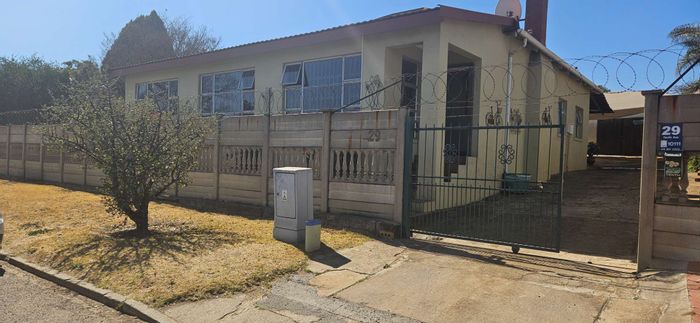 For Sale: House in Alberton Central with 3 beds, large garden, ample parking.