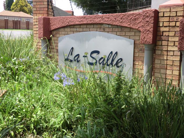 For Sale: Cluster in Van Riebeeck Park with 4 beds, solar system, and security.