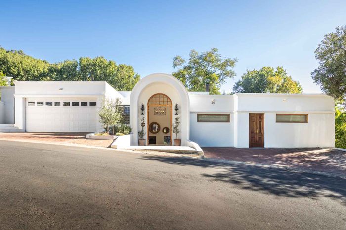 Lemoenkloof House For Sale: 5 bedrooms, entertainment areas, balconies, and solar power.