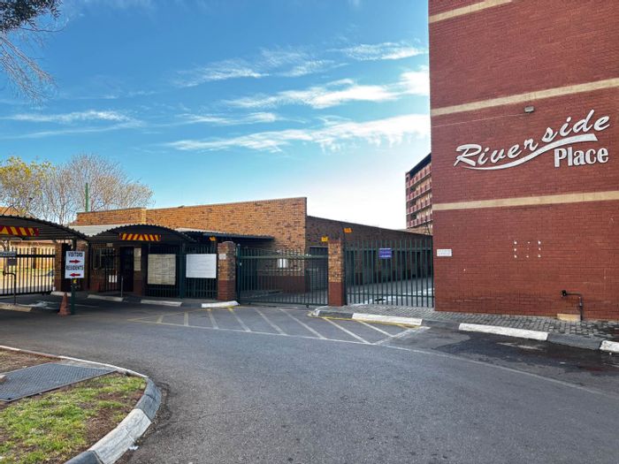 Zwartkop Apartment For Sale: 2-bed, secure complex near Centurion Mall amenities.