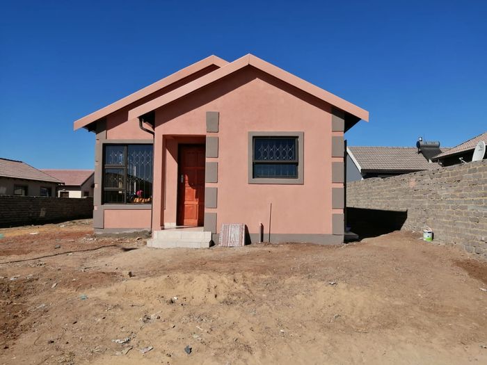 Reigerpark House For Sale: 2 beds, full title, customizable finishes, no deposit required.
