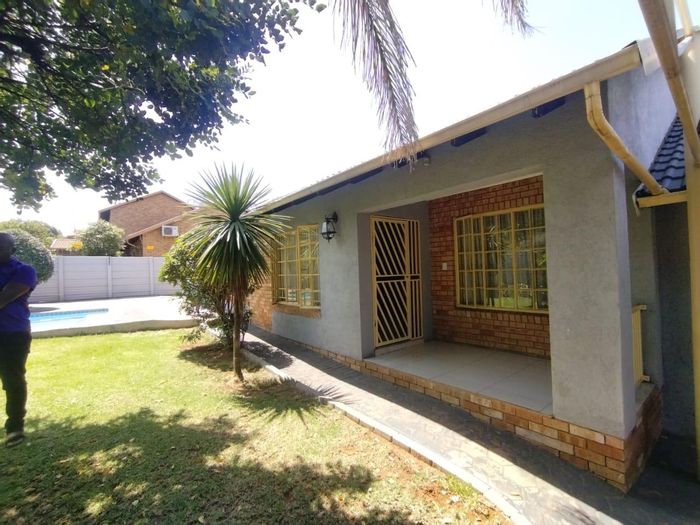 Garsfontein House For Sale: 3 bedrooms, pool, garden, solar power, near amenities.