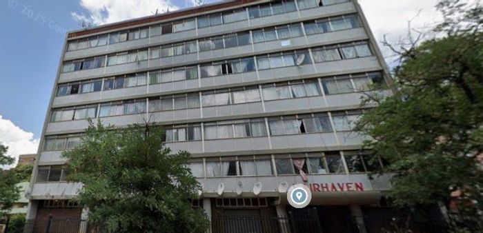 1.5 Bedroom Apartment in Pretoria Central For Sale, includes garage and spacious lounge.