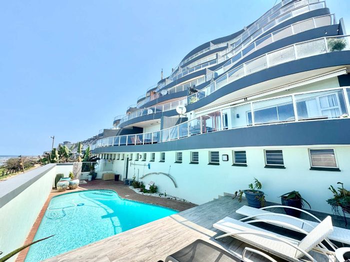 Umdloti Central Apartment To Rent: 3 bedrooms, sea views, pet-friendly, communal pool.