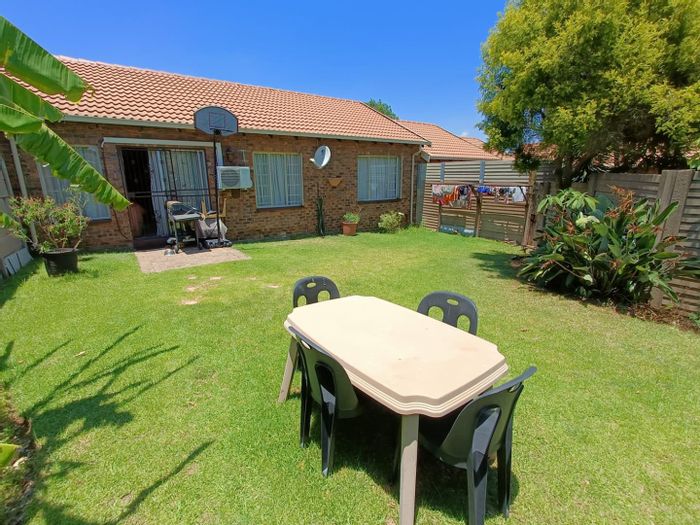 For Sale: Townhouse in The Reeds with garden, garage, and nearby amenities.