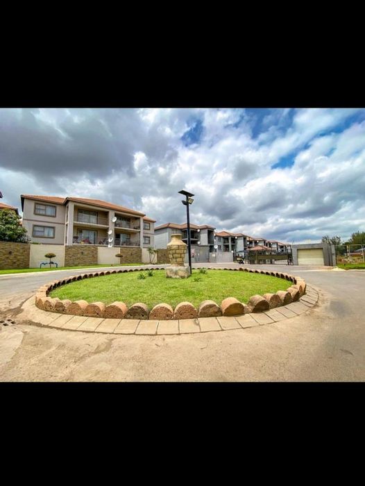 Bardene Townhouse For Sale: 2 bedrooms, secure parking, open-plan living, community amenities.