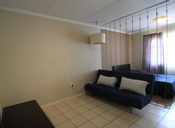 Top floor apartment in Dainfern with pool, close to shopping center. To Rent.