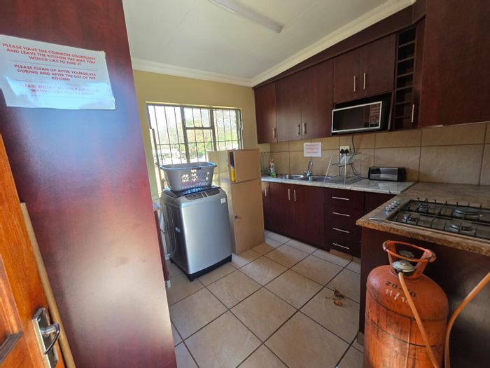 Furnished apartment in Fairleads with communal pool and cleaning service. To Rent.