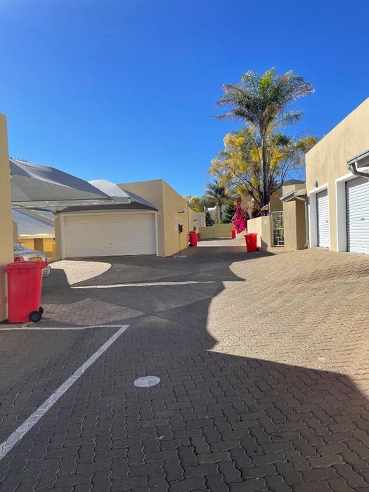 For Sale: Townhouse in Ludwigsdorf with 3 bedrooms, courtyard, and garage.