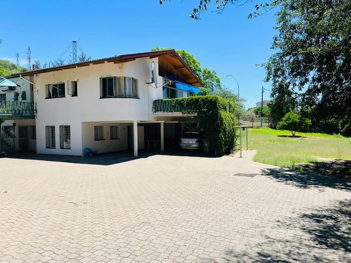 Klein Windhoek House For Sale: Main home, flat, spacious yard, parking available.