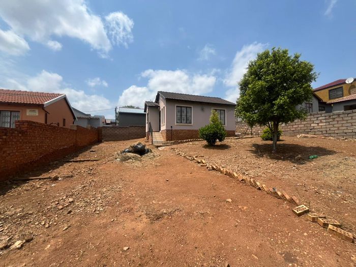 For Sale: House in Mahube Valley with 2 bedrooms, secure community, near amenities.