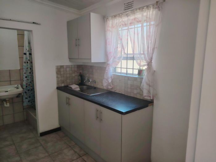Cottage To Rent in Parow Central: Separate entrance, secure parking, fiber ready.