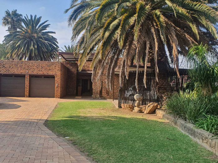 For Sale: Brackendowns House with Pool, Jacuzzi, Bar, and Home Office