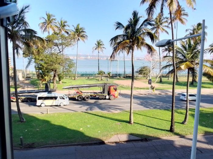 Harbour View Apartment in Durban Central For Sale: 24-hour security, lift access.