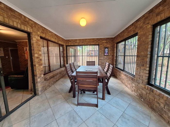 House for Sale in Leeupoort Central: Fully furnished, 2 beds, air conditioning, enclosed verandah.