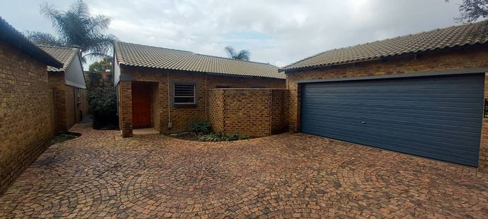 Property #2150396, Townhouse for sale in Sunward Park & Ext