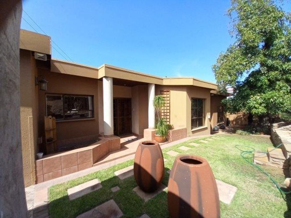 Eros Park House for Sale 4 Bed, 2 Bath, Pool, Double Garages