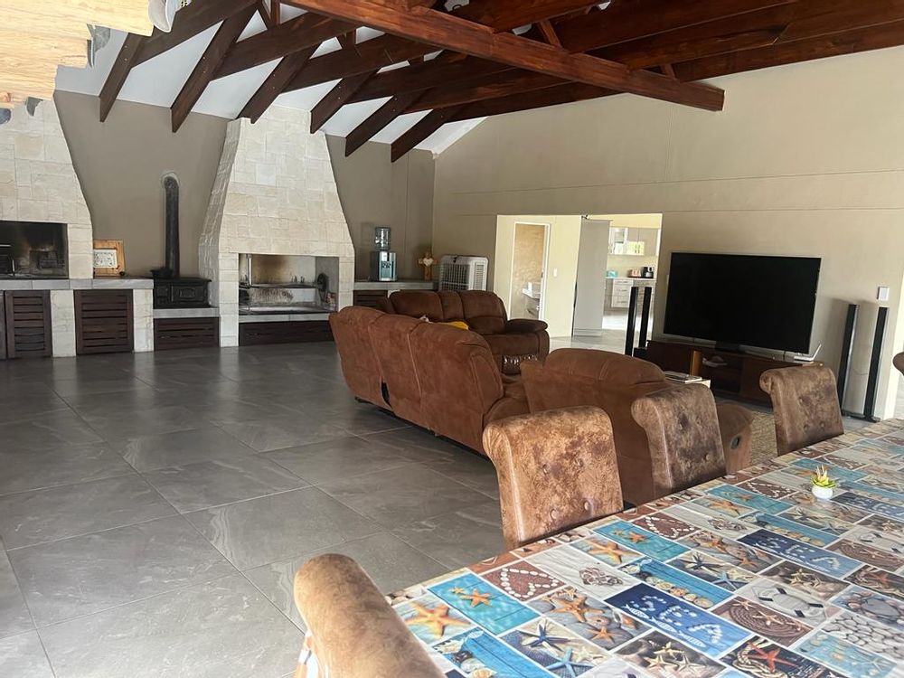 Open-plan entertainment area with Bar, lounge, dining, and 2 x built-in BBQ