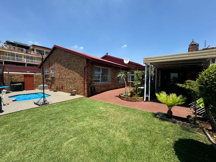 New Redruth Cluster For Sale: 3 Bedrooms, Pool, Braai Area, Double Garage.