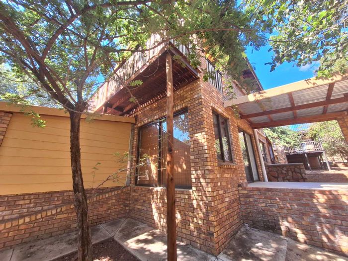 Leeupoort Central House For Sale: 2 beds, splash pool, courtyard, expansion potential.