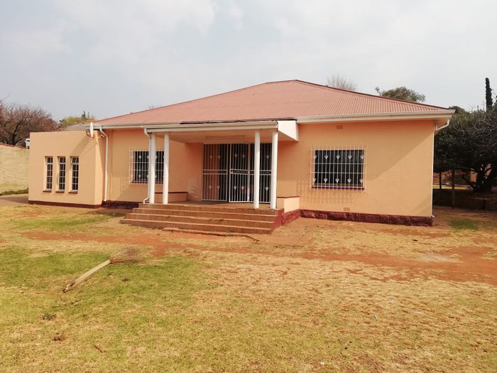 House for Sale in Observatory: 4 beds, flatlets, ample parking, investment potential.