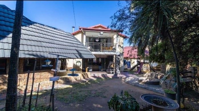 For Sale: Spacious House in Winchester Hills with 5 Bedrooms, Jacuzzi, and Security.