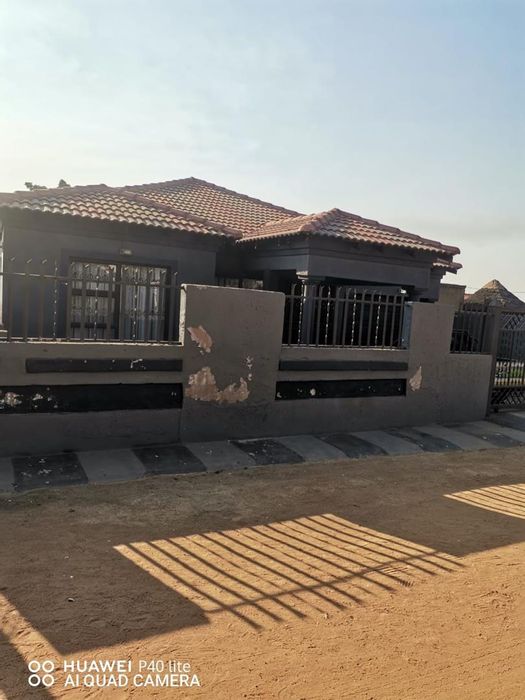 House for Sale in Soshanguve Ext: 3 Bedrooms, Double Garage, Paved Yard.