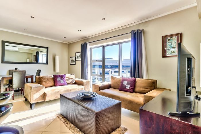 For Sale: Apartment in Cape Town City Centre with pool, gym, and eateries.