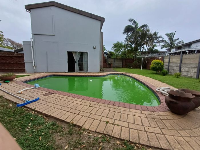 Townhouse for Sale in Meer En See: Pool, braai area, pet-friendly, ample parking.