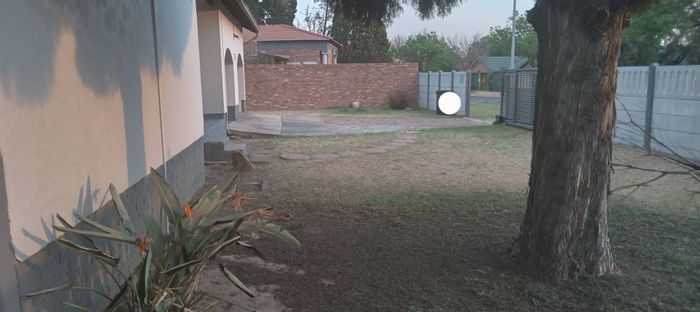 For Sale: House in Dalpark Ext 1 with pool, yard, and community park.