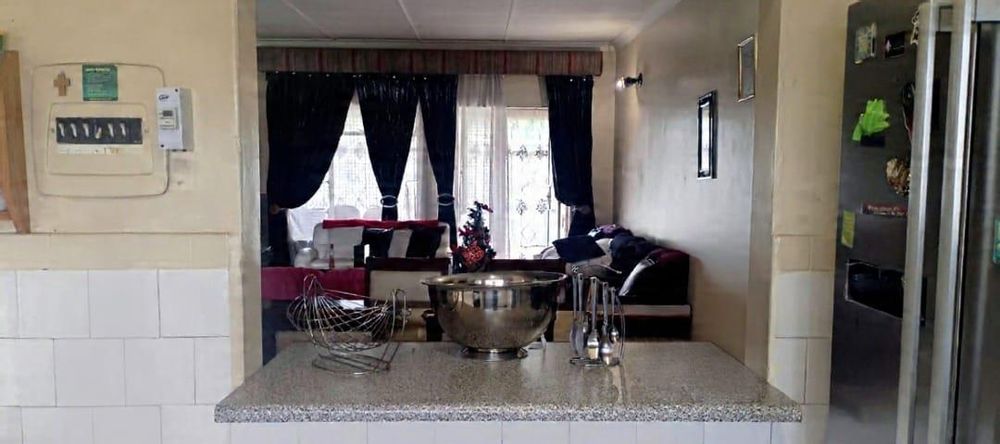 Kitchen, dining room serving hatch