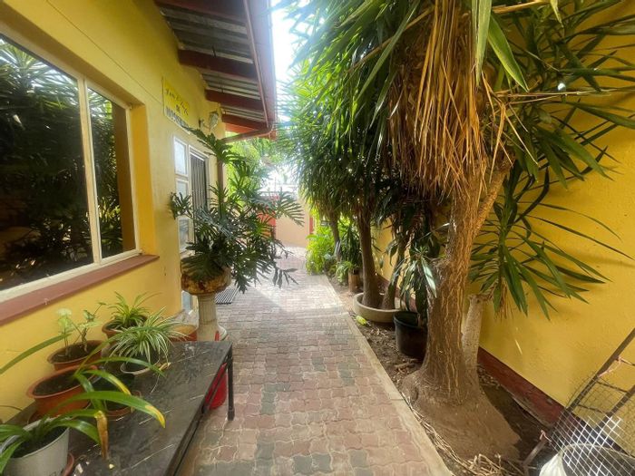 For Sale: Spacious 4-Bed House with Flat, Double Garage in Academia.